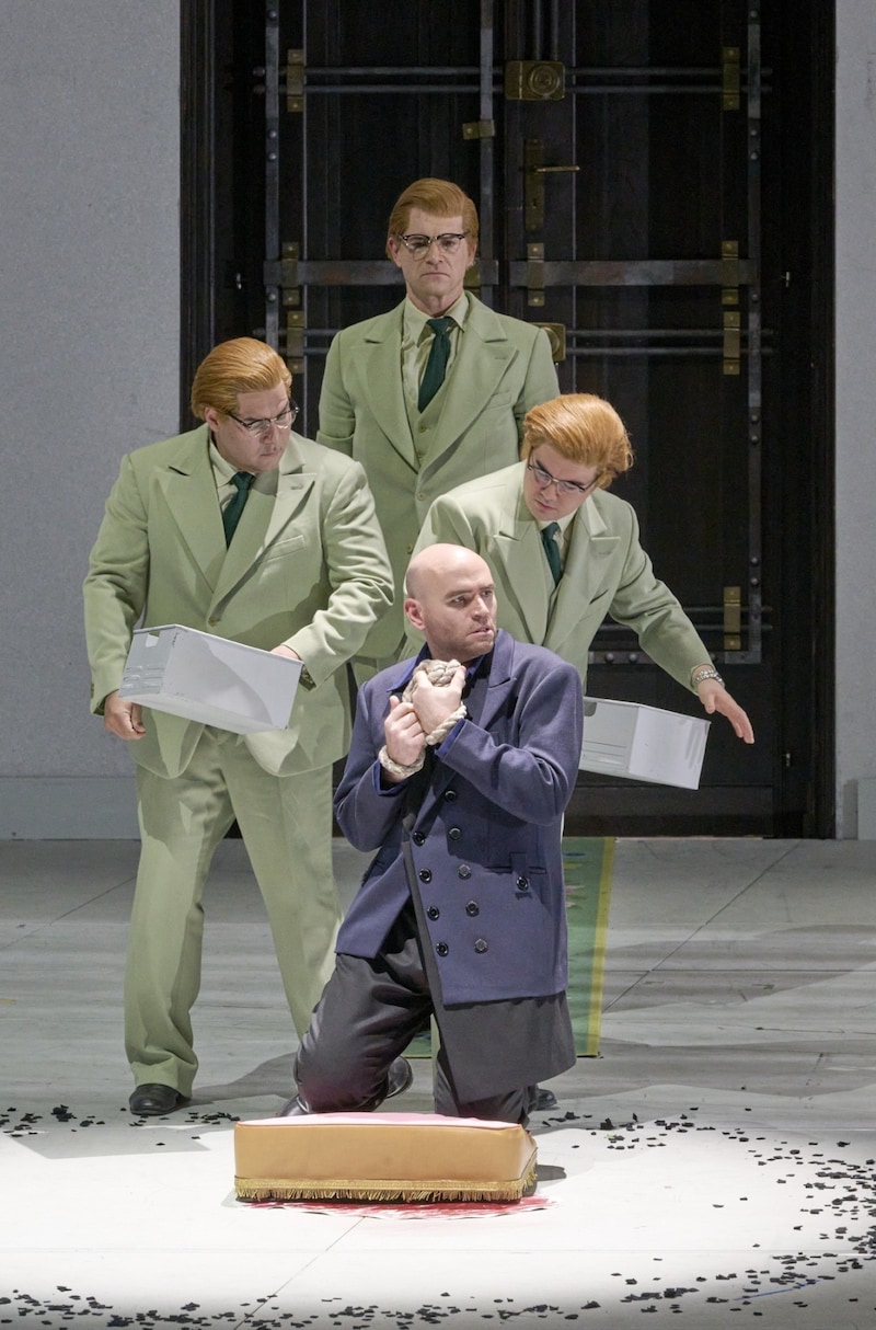 Carlos Osuna (Pang), Martin Hässler (Ping), Hiroshi Amako (Pong) und Michael Fabiano (Calaf)  (Bild: © Wiener Staatsoper / Michael Pöhn)