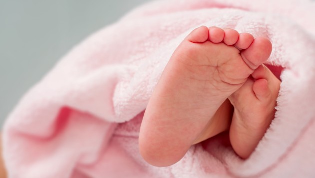 Bereits vor der Geburt des Babys sollen die Angeklagten den Entschluss gefasst haben, das kleine Mädchen zu entführen. (Bild: stock.adobe.com/fastudio4 – stock.adobe.com)