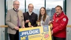 Landesvize Stephan Pernkopf mit den Landjugend-Leitern Markus Höhlmüller und Sabine Pfeisinger sowie Rot-Kreuz-Präsident Hans Ebner (von links) mit der süßen Saftspende. (Bild: Molnar Attila/Attila Molnar)