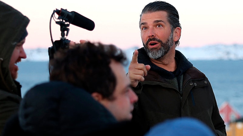 Donald Trump Jr. poses for the cameras after landing in Greenland. (Bild: APA/AFP/Ritzau Scanpix/Emil Stach)