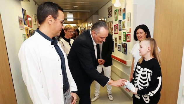 Finja (10) is also undergoing inpatient therapy. During her visit, she also presented her "little poodle" to Governor Hans Peter Doskozil. (Bild: Reinhard Judt)