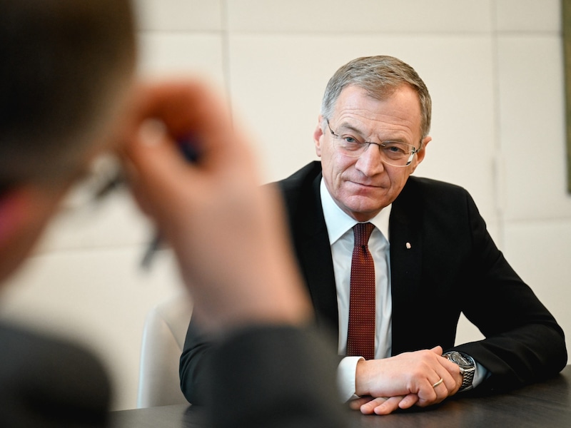 Thomas Stelzer Dienstagmittag im Gespräch mit „Krone“-Redakteur Robert Loy (Bild: Wenzel Markus/Markus Wenzel)