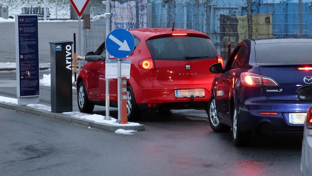 Das neue Zufahrtssystem ist ein erster Schritt, um die Parkplätze für Öffi-Nutzer freizubekommen. (Bild: Tröster Andreas)