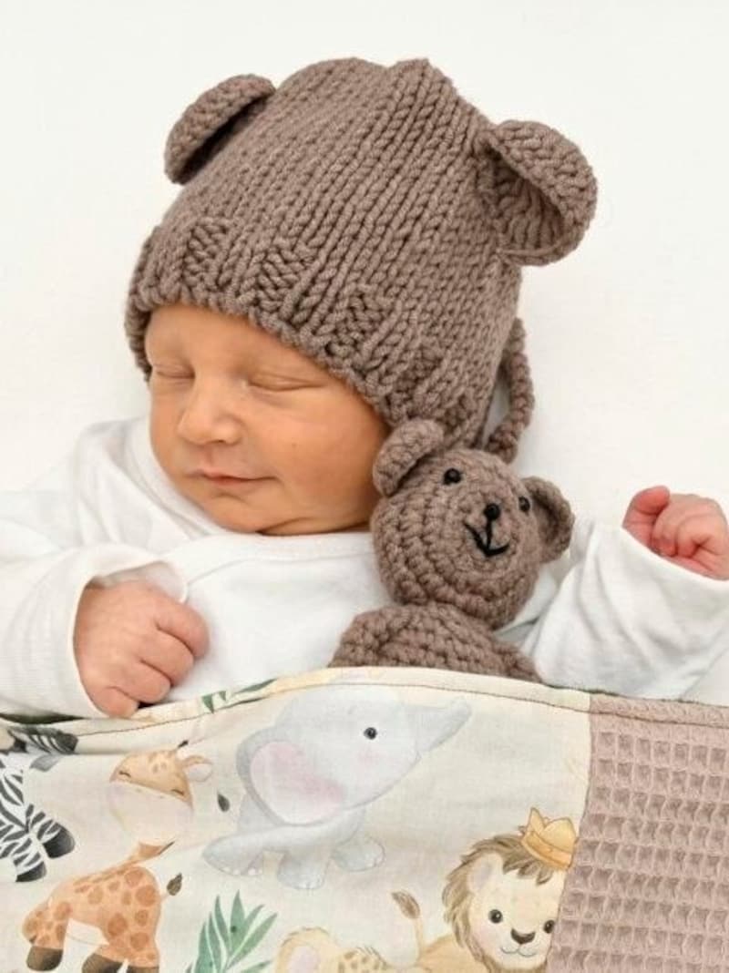 Julian Gerstendörfer mit Bärchen (Bild: Babysmile Fotografie OHG)