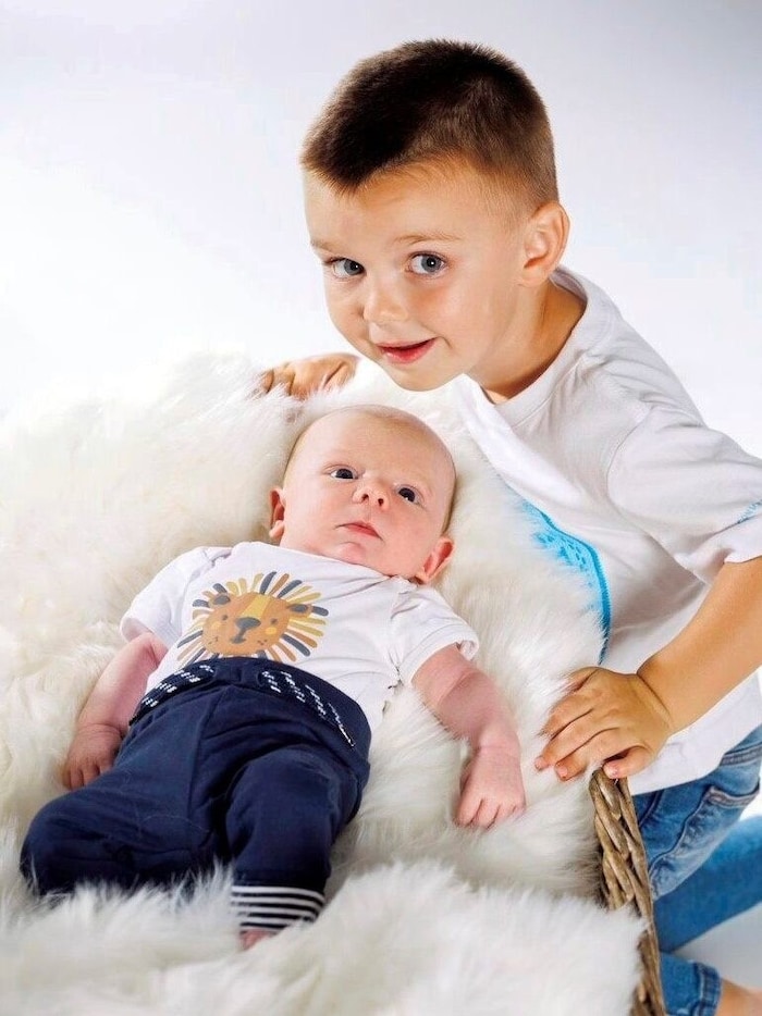 Baby Felix und Bruder Leon aus Höflach