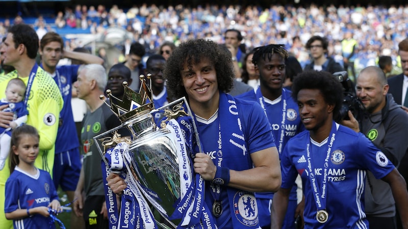 David Luiz mit dem Premier-League-Pokal. (Bild: AFP/Ian KINGTON)