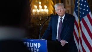 Trump in seiner Prunkvilla in Florida (Bild: AFP/Scott Olson/Getty Images)