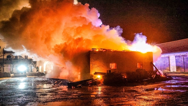 Von dem alten Stall blieben nur die Grundmauern stehen (Bild: Scharinger Daniel/Pressefoto Scharinger / Daniel Scharinger)