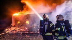 Um kurz vor 2.30 Uhr rückten die Innviertler Kameraden aus. (Bild: Scharinger Daniel/Pressefoto Scharinger / Daniel Scharinger)