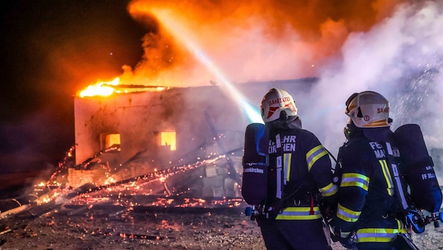 Um kurz vor 2.30 Uhr rückten die Innviertler Kameraden aus. (Bild: Scharinger Daniel/Pressefoto Scharinger / Daniel Scharinger)