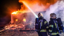 Um kurz vor 2.30 Uhr rückten die Innviertler Kameraden aus. (Bild: Scharinger Daniel/Pressefoto Scharinger / Daniel Scharinger)