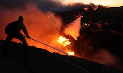Ein Feuerwehrmann kämpft gegen die Flammengewalt.
