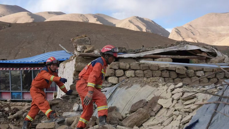 Bilder und Aufnahmen in sozialen Medien zeigen zerstörte Häuser mit auseinandergerissenen Wänden und Trümmern. (Bild: Hu Zikui/Xinhua via AP)