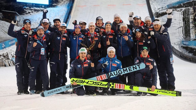 Nach Tschofenigs Tournee-Sieg trafen sich Teamkollegen, Trainer, Betreuer für ein Erinnerungsfoto im Schanzenauslauf. (Bild: Tröster Andreas/ANDREAS TROESTER)