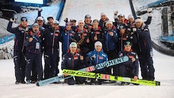 Nach Tschofenigs Tournee-Sieg trafen sich Teamkollegen, Trainer, Betreuer für ein Erinnerungsfoto im Schanzenauslauf. (Bild: Tröster Andreas/ANDREAS TROESTER)