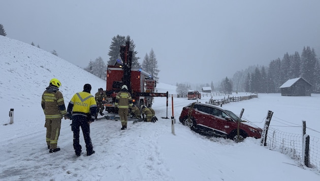 In Tamsweg krachte ein Auto in einen Zaun. (Bild: FF Tamsweg)