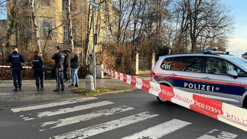 Polizeiaufgebot in der Klagenfurter Herbertstraße (Bild: Evelyn Hronek)