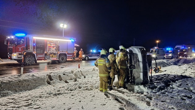 Der Kleinbus kippte um. (Bild: FF Radstadt)