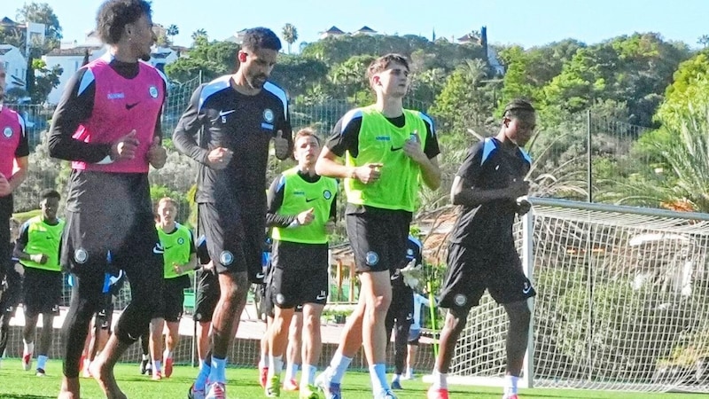 Das Stürmer-Juwel (2. v. re.) zeigte beim Training in Marbella schon mit zwei Toren auf. (Bild: Pail Sepp/Sepp Pail)