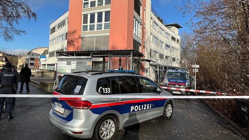 Ein verdächtiges Paket sorgte für den Einsatz (Bild: Evelyn Hronek)