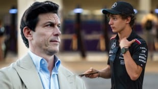 Toto Wolff (l.) will die Latte für Kimi Antonelli nicht zu hoch legen. (Bild: AFP/APA/Getty Images via AFP/GETTY IMAGES/Chris Graythen/Andrej ISAKOVIC)