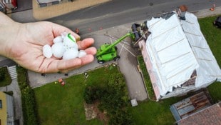 Das Sturmtief „Volker“ hinterließ im Juni 2021 eine Spur der Verwüstung und deckte auch viele Dächer ab. (Bild: Krone KREATIV/Daniel Scharinger, Markus Wenzel)