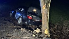 Das Auto des Mannes wurde massiv beschädigt. (Bild: ZOOM Tirol)