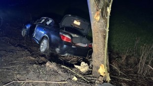 Das Auto des Mannes wurde massiv beschädigt. (Bild: ZOOM Tirol)