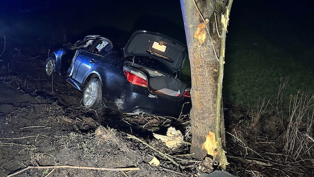 Das Auto des Mannes wurde massiv beschädigt. (Bild: ZOOM Tirol)