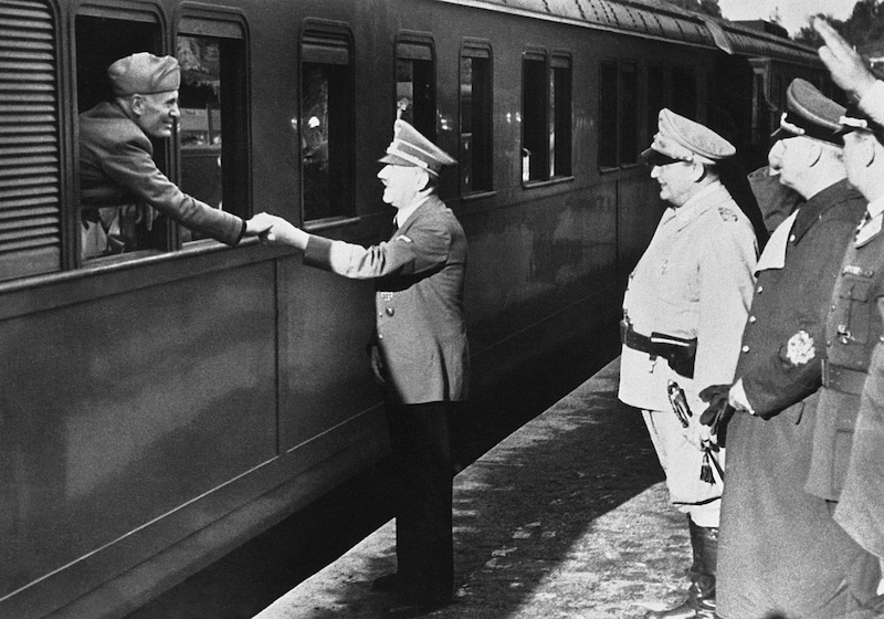 Die Tschechoslowakei war aufgeteilt, die Unterzeichner des Abkommens waren glücklich: Hitler verabschiedete Mussolini auf dem Bahnhof. (Bild: AP / picturedesk.com)