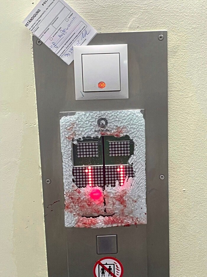 The broken operating element on the elevator