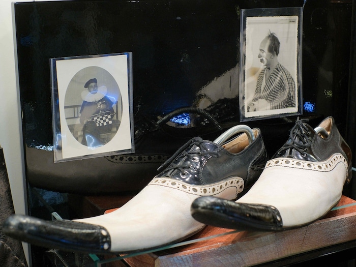 Das Linzer Schuhmuseum in der Bischofstraße 9a zeigt eine umfangreiche Sammlung von einfachen ...