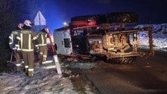 Der Traktor wurde von der Feuerwehr gesichert und geborgen. (Bild: ZOOM Tirol)