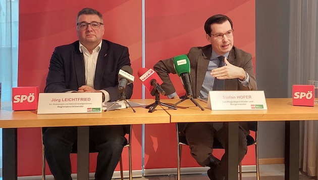 Jörg Leichtfried (left) and Stefan Hofer want to mobilize for a demonstration. (Bild: Peter Bernthaler)