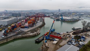 Der Stahlgigant wurde Mittwoch Vormittag im Linzer Hafen eingehoben.