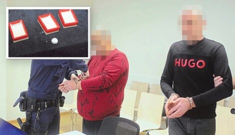 Die beiden Angeklagten nahmen bei dem Trickbetrug unterschiedliche Rollen ein. (Bild: Krone KREATIV/Gerhard Bartel)