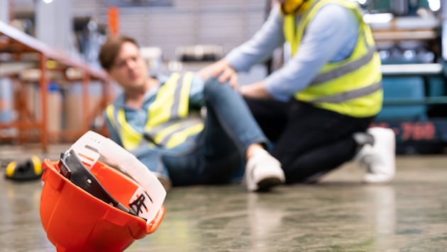 Take precautions and know what to do in an emergency - from first aid measures to reporting to the works council. We provide information! (Bild: stock.adobe.com/BritCats Studio)