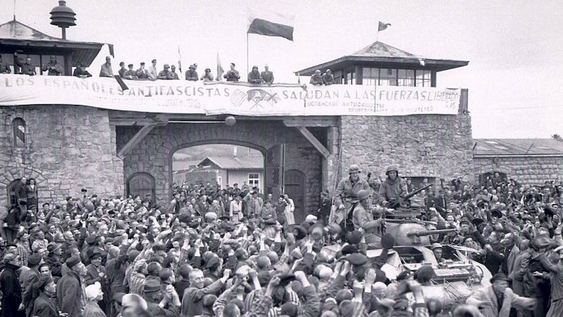 The US military leadership wanted to document the liberation of the camps in detail. Therefore, the arrival in Mauthausen - presumably on May 7, 1945 - is being re-enacted. The liberated prisoners cheer the arrival of the soldiers a second time. (Bild: Donald R. Ornitz, U.S. Signal Corps)