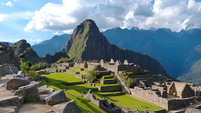 Die Zitadelle Machu Picchu liegt inmitten von Bergen und Wäldern auf 2400 Meter Seehöhe.