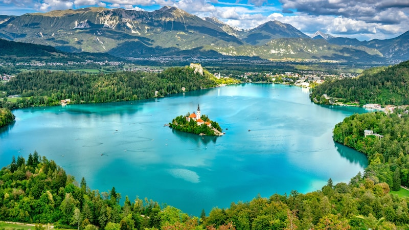 Slowenien ist heuer Partnerland bei der Ferienmesse Wien. „Klein an Fläche, aber groß an Attraktionen“ ist das Motto von unserem Nachbarland. Im Bild das romantische Bled. (Bild: stock.adobe.com/Amos - stock.adobe.com)