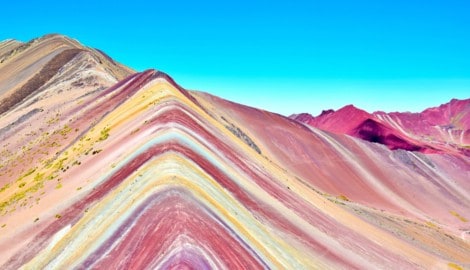 Der Regenbogenberg von Vinicunca südlich von Cusco erlangte seine sieben Farben aufgrund von Mineralstoffen wie Eisen oder Magnesium. Sie haben sich über Millionen von Jahren angesammelt und geben heute ein buntes Bild ab, das seinesgleichen sucht. (Bild: stock.adobe.com/alessandro - stock.adobe.com)