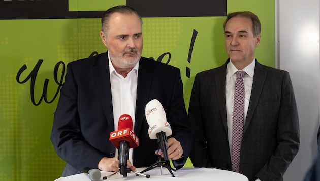 Landeshauptmann Hans Peter Doskozil und Landesrat Leonhard Schneemann bei der Pressekonferenz. (Bild: LMS)