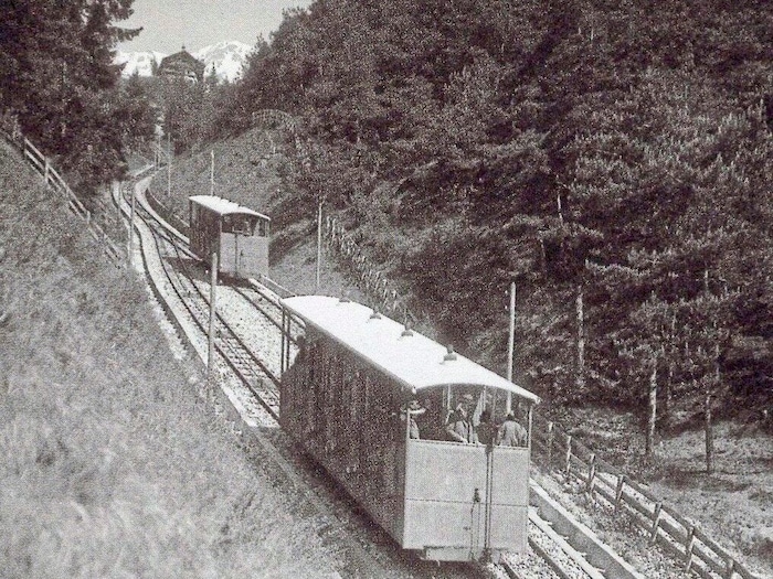 Die ersten Wagen der alten Hungerburgbahn. In der Abt’schen Ausweiche begegneten sie sich.