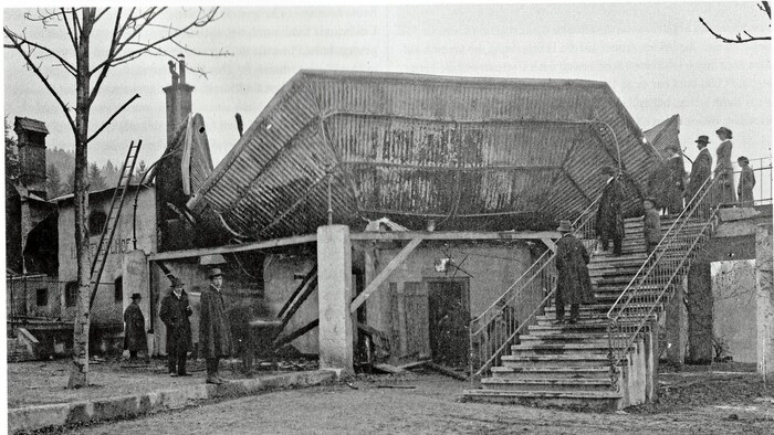 Am 7. November 1914 zerstörte ein Feuer den „Karwendelhof“. Das Bild zeigt die Brandruine.