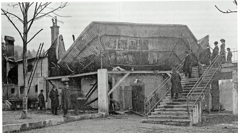 On November 7, 1914, a fire destroyed the "Karwendelhof". The picture shows the ruins of the fire. (Bild: Stadtarchiv Innsbruck)