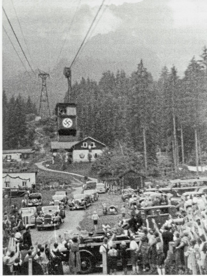 1938 besuchte Joseph Goebbels Innsbruck und fuhr unter großem Jubel mit der Bahn auf die ...