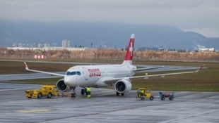 Am Mittwoch wurde die Todes-Maschine am Rollfeld umgeparkt. Demnächst soll sie  den Heimflug antreten. (Bild: Jürgen Fuchs)