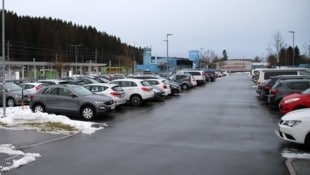 Parkplatznot: Die Park&Ride-Anlage in Neumarkt ist meist überfüllt. (Bild: Tröster Andreas)