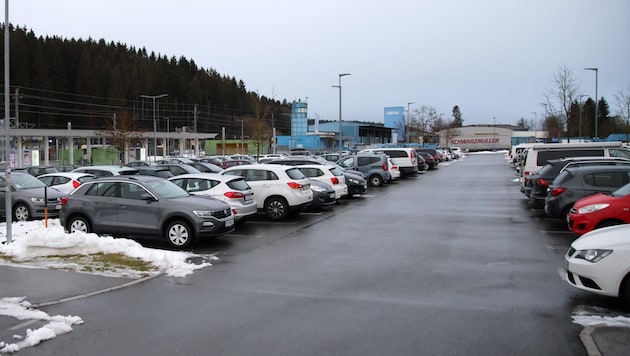 Parkplatznot: Die Park&Ride-Anlage in Neumarkt ist meist überfüllt. (Bild: Tröster Andreas)