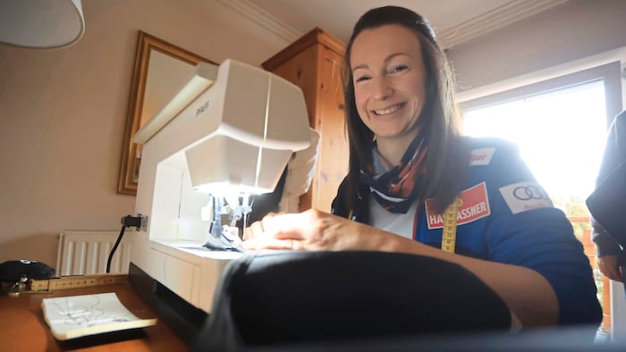 Kleidermacherin Anja Bechter schneidert die Anzüge zusammen.